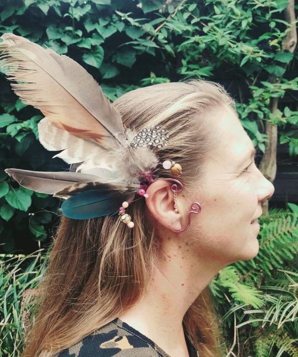 Ear cuff roze aan